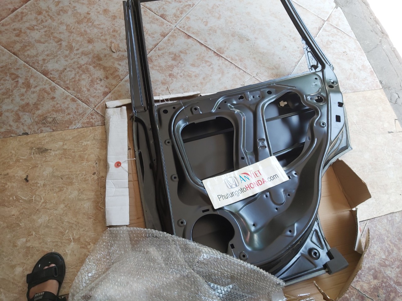 Cánh cửa sau bên lái xe honda CRV